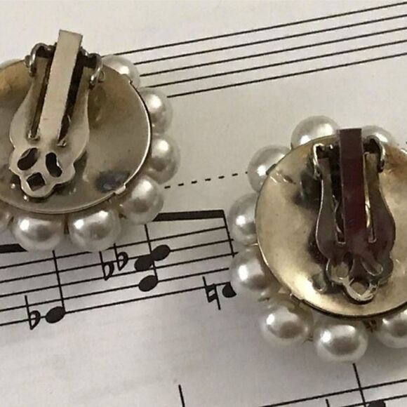 VINTAGE FAUX PEARL AND CRYSTAL CLIP-ON EARRINGS - Picture 2 of 3